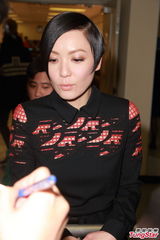 组图：田蕊妮开嗓献声慈善紧张 美艳似郑秀文