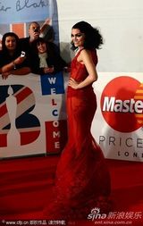 组图：Jessie J透视裙极尽诱惑 登台为火星哥颁奖