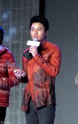 组图：贾乃亮红衣亮相精品盛典获领潮男星奖