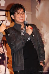 组图：谭咏麟新碟发布会进大学校园办派对