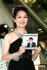 高清：杨千嬅出席活动身材丰腴 老公送浪漫礼物