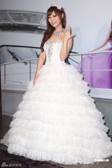 组图：小蜜桃办婚宴 王心凌低胸装现身当伴娘