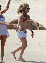 组图：艾薇儿现身墨西哥秀比基尼胸袭女友