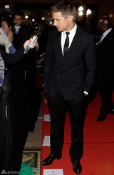 组图：《谍影4》悉尼首映 杰瑞米骑摩托入场