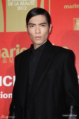 组图：萧敬腾张悬出席公益活动献唱表爱心