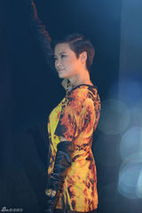 组图：李宇春上海开唱遭男舞者抱 父母首度现身