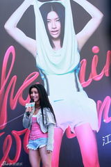 组图：江映蓉新专辑签唱 歌迷拜见《女人帮》帮主