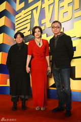 组图：刘晓庆携手田沁鑫 红裙美艳露玉腿