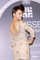 幻灯图集：大S复古淑女性感捞金 祝福仔仔曾宝仪