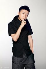 组图：包贝尔黑衣出镜彰显多面个性