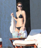 组图：玛丽亚-曼努诺三点式涂防晒霜 性感撩人