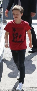 组图：小贝抱爱女心情靓 七公主吃零食东张西望