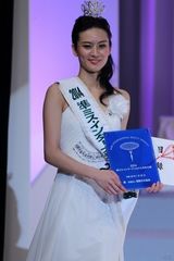 组图：日本小姐冠军泳装照 21岁学生力压群芳