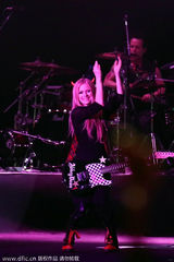 组图：艾薇儿南京开唱活力足 头戴牛角可爱激萌