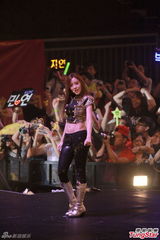 组图：T-ara改良旗袍秀修长美腿 热舞频露底