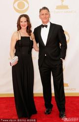 组图：克里斯-斯坦利与妻子亮相艾美红毯