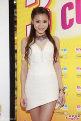 组图：周秀娜拍动作戏受伤 笑称要加片酬抵辛苦