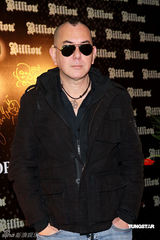 高清图：出席活动黄秋生黑超造型 谢婷婷香车美女