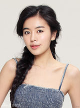 组图：赵多娜素雅长裙写真 复古编发知性俏皮