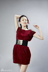 组图：童瑶全新写真曝光 笑容温婉身材火辣