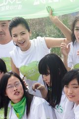 组图：刘涛荒岛植树做公益 陷淤泥蚊虫叮咬不在乎