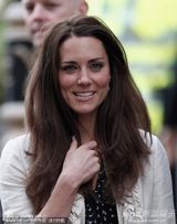 组图：准新娘凯特现身挥手 秀发飘散笑容迷人