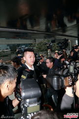 组图：陈志云贪污案重审 王喜陪同表情轻松