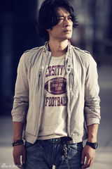 组图：谭凯曝时尚街拍 举手投足彰显 “熟男”魅力