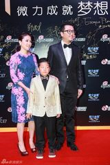 组图：微博之夜红毯 郭涛一家亮相石头正装帅气