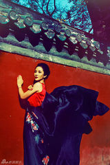 组图：周菲拍摄古韵大片 尽展东方美人神韵