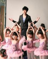 组图：林俊杰新专辑宣传照与芭蕾宝贝合拍