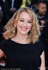 组图：法国女演员露德温-塞尼耶黑裙优雅亮相