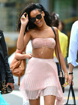 组图：蕾哈娜半透明抹胸性感凸点 露香肩展风情