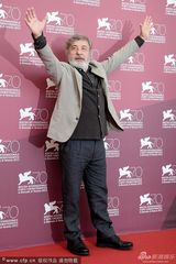 组图：竞赛片《无畏者》发布 男星做鬼脸搞怪