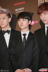 高清图：GD条纹装出席mama记者会 EXO正装帅气