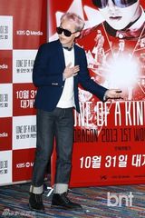 组图：韩星GD出席个唱3D电影试映会显时尚