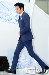 组图：张东健帅气站台 修身蓝西装魅力不减