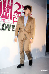 幻灯图：王珞丹出席庆典 郑元畅金西装闪耀全场