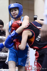 组图：韩星李诗英参加拳击比赛首场比赛获胜