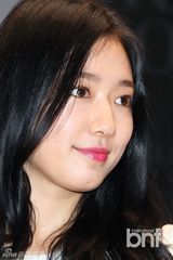 组图：朴信惠为品牌站台 白裙红唇气质甜美