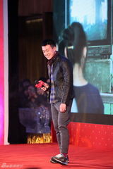 组图：佟大为拍《太平轮》空档捞金 倾情献唱