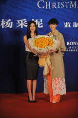 组图：《圣诞玫瑰》发布会 桂纶镁送杨采妮玫瑰