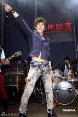 幻灯组图：汪东城助阵“晚生”送吉他秘笈