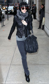 幻灯图集：阿什莉辛普森褶皱皮革夹克配紧腿裤逛街