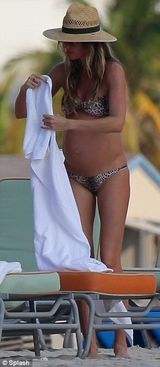 组图：吉赛尔-邦辰带球享日光浴 豹纹比基尼晒巨肚