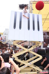 组图：严爵健身登高冒冷汗自嘲怕死