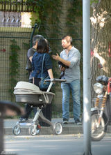 组图：姚晨曹郁带爱子小土豆拍照 一家其乐融融