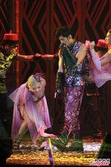 组图：周杰伦开个唱大秀人鱼线 张智霖同台助阵