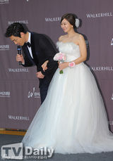 组图：韩星崔元英迎娶沈宜英 曾演《继承者》