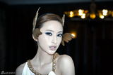 组图：张俪头戴翅膀化身天使 白衣素裹高贵典雅